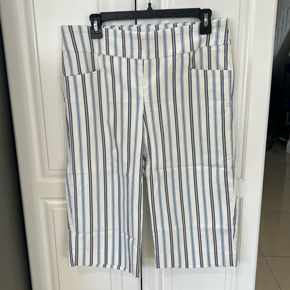 Coral Bay women’s Striped, Stretch Capri Pull On size 12 petite